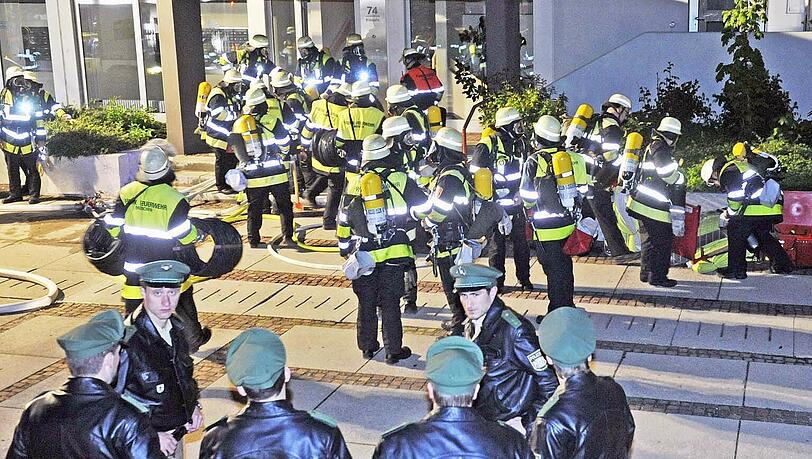Um die Flammen zu löschen und das Gebäude zu entlüften, sind 120 Feuerwehrmänner im Einsatz. Um die Flammen zu löschen und das Gebäude zu entlüften, sind 120 Feuerwehrmänner im Einsatz.