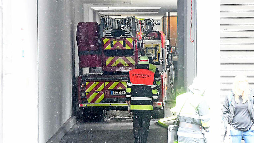 Rückte mit mehreren Einsatzkräften aus: die Feuerwehr in der Barerstraße. Die Bilder zum Wohnungsbrand in der Maxvorstadt.