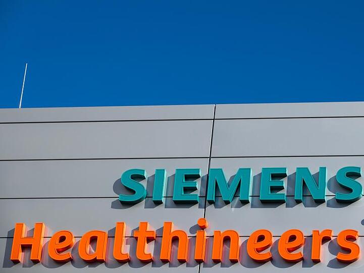 Das Logo und die Schriftzüge am neuen Hauptquartier des Medizintechnikkonzerns Siemens Healthineers.