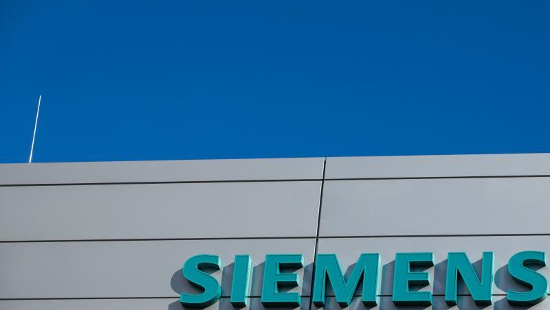 Das Logo und die Schriftzüge am neuen Hauptquartier des Medizintechnikkonzerns Siemens Healthineers.