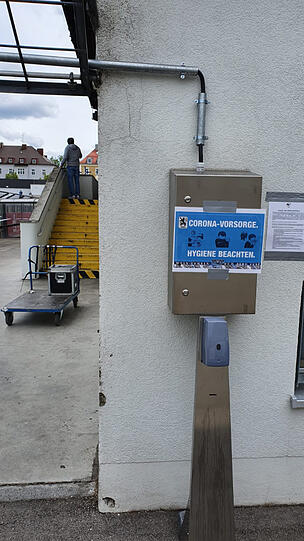 Überall mahnen Warnhinweise zu Hygiene.