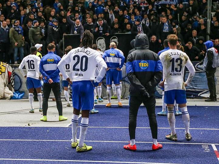 Die Hertha-Profis mussten sich nach der Heimpleite gegen Leipzig gegenüer ihren Fans erklären.