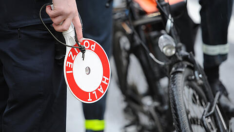 Die Polizei stoppte den auffälligen Radler auf der Leopoldstraße. (Symbolbild)