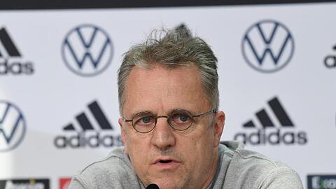 DFB-Arzt Tim Meyer nahm auf der Pressekonferenz der Nationalmannschaft Stellung zum Corona-Fall.