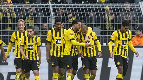 Dortmunds Donyell Malen (2.v.r.) jubelt mit seinen Mitspielern über seinen Treffer.