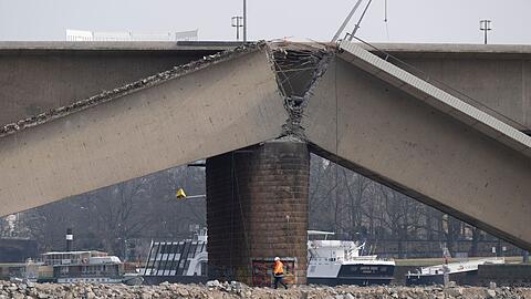 Die Verkehrsminister von Bund und Ländern beraten in Nürnberg über die Politik der nächsten Monate. Unter anderem geht es um die Frage, wieviel Geld in die Sanierung und Erhaltung von Brücken fließen muss (Archivbild).