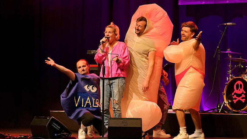 Mirja Boes ist für ihre schrille und laute Art bekannt. Doch abseits der großen Comedy-Bühnen tickt die 53-Jährige anders. Mirja Boes ist für ihre schrille und laute Art bekannt. Doch abseits der großen Comedy-Bühnen tickt die 53-Jährige anders.