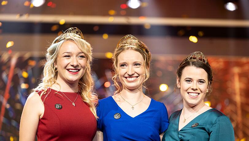 Königin Anna Zenz (M) mit den Prinzessinnen Emma Meinhardt (l) und Katja Simon (r)