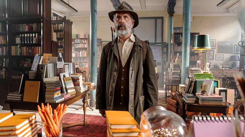 Die Kette "Orange Books" übernimmt den urigen Buchladen von Carl Kollhoff (Christoph Maria Herbst). Seine Dienste als "Buchspazierer" werden nicht mehr gewünscht - ein Schock für den alten Mann. Die Kette "Orange Books" übernimmt den urigen Buchladen von Carl Kollhoff (Christoph Maria Herbst). Seine Dienste als "Buchspazierer" werden nicht mehr gewünscht - ein Schock für den alten Mann.