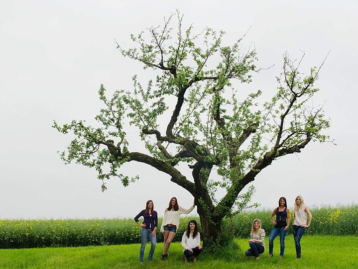 Hier die ersten Bilder von den sexy Mädels vom Lande. Die bayerische Version ist meist etwas weniger offenherzig als die Version aus Österreich. Sehen Sie weiter hinten die Girls des letzten Jahres.