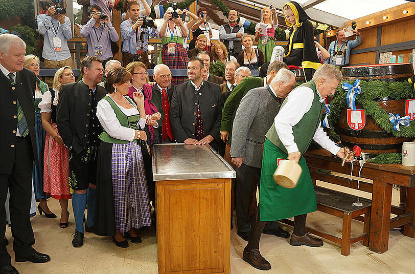 Vier Schläge, dann war "ozapft". Münchens Oberbürgermeister Dieter Reiter beim Wiesn-Anstich 2014 im Schottenhamel-Zelt.