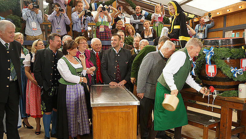 Vier Schläge, dann war "ozapft". Münchens Oberbürgermeister Dieter Reiter beim Wiesn-Anstich 2014 im Schottenhamel-Zelt. Vier Schläge, dann war "ozapft". Münchens Oberbürgermeister Dieter Reiter beim Wiesn-Anstich 2014 im Schottenhamel-Zelt.
