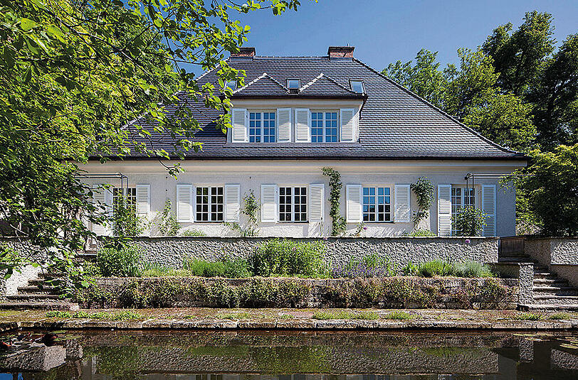Von-der-Pfordten-Straße 19: Bei dem 1924 errichteten Gebäude handelt es sich um eine Villa mit Atelier und zugehörigem Terrassengarten im italienischen Stil. Sie wurde damals von dem bekannten Münchner Architekten Alwin Seifert für die Bildhauerin Anna von Hentig entworfen.