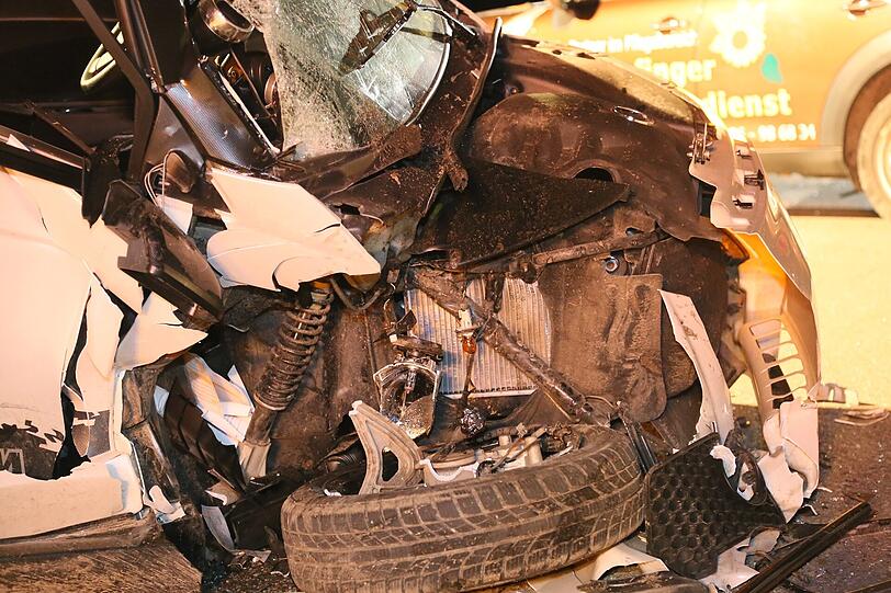 Bei diesem Unfall auf der MÜ25 von Aschau am Inn in Richtung Ampfing hatte eine 16-jährige Fahranfängerin großes Glück - sie wurde nur leicht verletzt.