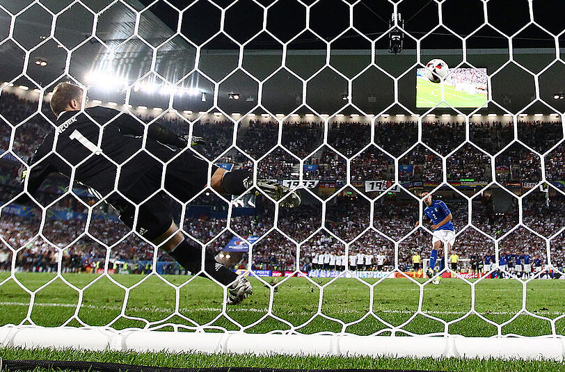 15. Schuss: MATTIA DE SCIGLIO, 4:5. Buffon kann es nicht mit ansehen, er wendet sich ab. Unnötig: De Sciglio trifft mit Umweg über den linken Innenpfosten. Neuer ist wieder in der falschen Ecke.