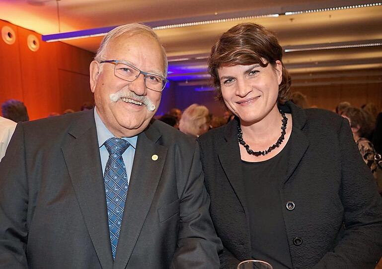 Claudia Stamm mit Wirt Wiggerl Hagn, in dessen Hirschau die Partei "mut" demnächst Einjähriges feiert.