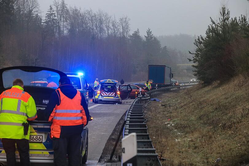 Tragischer Unfall auf der A73: Nach einem leichten Unfall mit Blechschaden wird ein Lkw-Fahrer von einem Auto erfasst und tödlich verletzt.