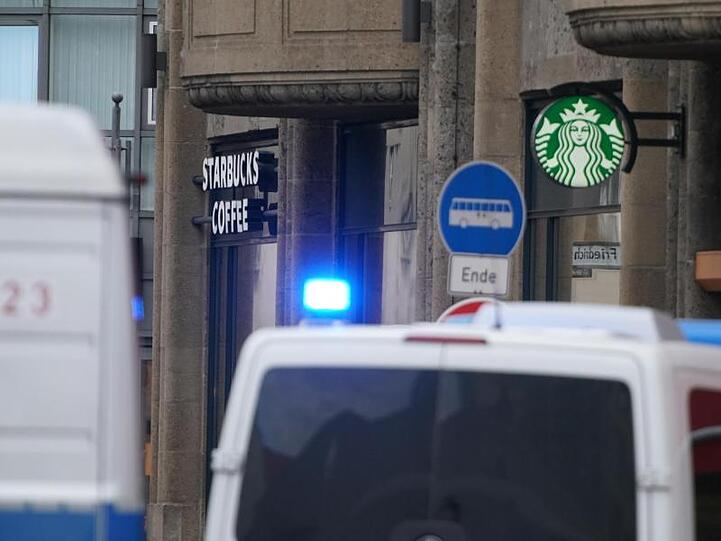Großeinsatz nach dem Raubüberfall auf ein Café am Checkpoint Charlie in Berlin.