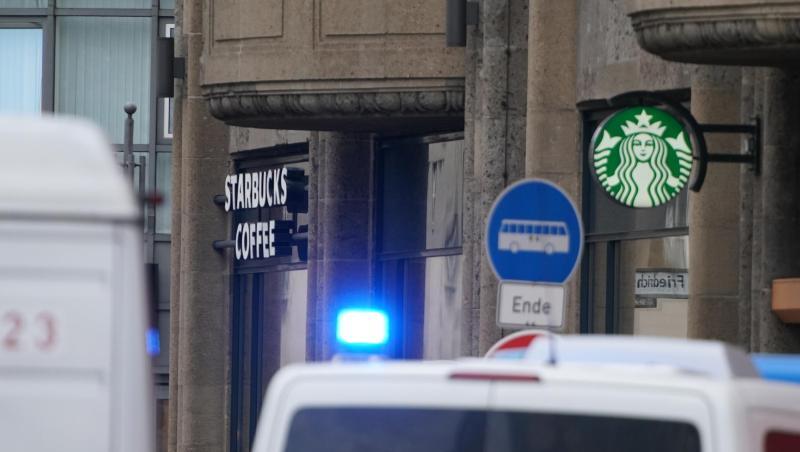 Großeinsatz nach dem Raubüberfall auf ein Café am Checkpoint Charlie in Berlin. Großeinsatz nach dem Raubüberfall auf ein Café am Checkpoint Charlie in Berlin.