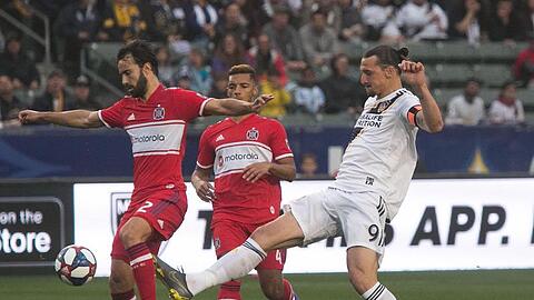 Erzielt den Siegtreffer für Los Angeles Galaxy gegen Bastian Schweinsteiger mit Chicago Fire.