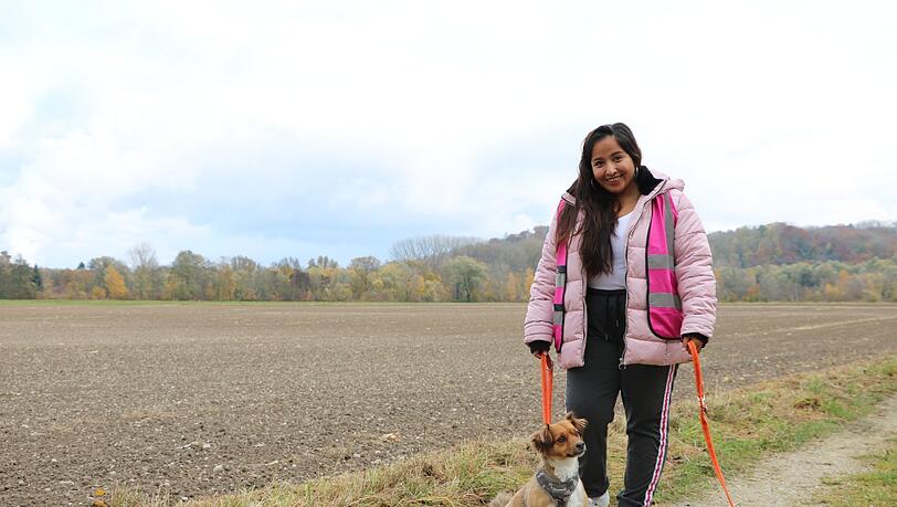 Denise Molina (28) und Hund Melon auf ihrer Spazierrunde. Auch hier trägt Denise ihre Weste, damit Fahrradfahrer und Spaziergänger schneller auf sie aufmerksam werden.