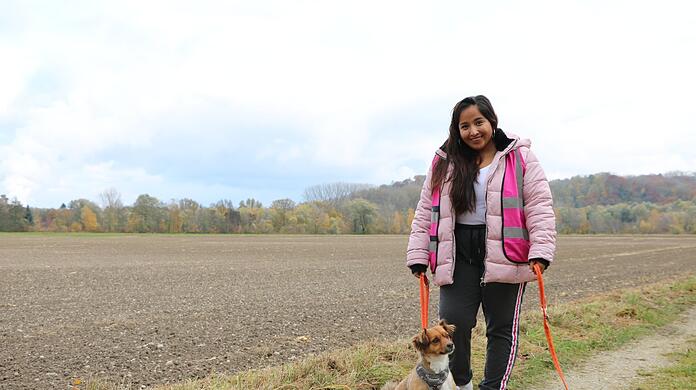 Denise Molina (28) und Hund Melon auf ihrer Spazierrunde. Auch hier trägt Denise ihre Weste, damit Fahrradfahrer und Spaziergänger schneller auf sie aufmerksam werden.