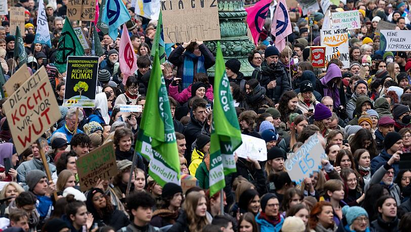 Zahlreiche Menschen nehmen in München an einer Demonstration zum globalen Klimastreik teil.