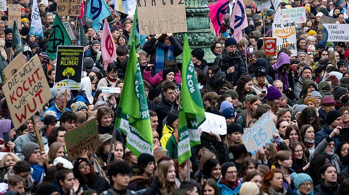 Zahlreiche Menschen nehmen in München an einer Demonstration zum globalen Klimastreik teil.
