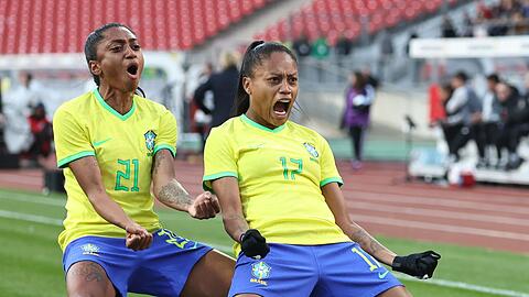 Ariadina Borges (r) aus Brasilien jubelt mit Kerolin Ferraz über ihren Treffer zum 0:2.