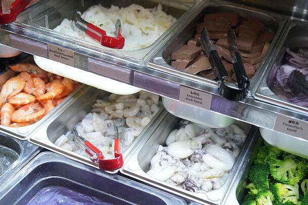 Garnelen mit oder ohne Schale, Tintenfisch, Brokkoli und sogar Entenblut (oben 2.v.r.) – die Auswahl an der Kühltheke ist riesig. Garnelen mit oder ohne Schale, Tintenfisch, Brokkoli und sogar Entenblut (oben 2.v.r.) – die Auswahl an der Kühltheke ist riesig.