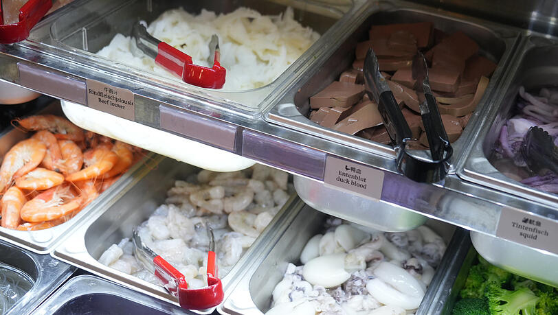Garnelen mit oder ohne Schale, Tintenfisch, Brokkoli und sogar Entenblut (oben 2.v.r.) – die Auswahl an der Kühltheke ist riesig. Garnelen mit oder ohne Schale, Tintenfisch, Brokkoli und sogar Entenblut (oben 2.v.r.) – die Auswahl an der Kühltheke ist riesig.