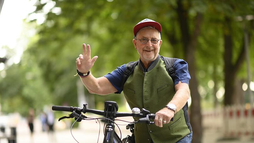 Kam sportlich auf dem Montainbike zur Film-Premiere ins Kino am Sendlinger Tor: Schauspieler Martin Semmelrogge. Kam sportlich auf dem Montainbike zur Film-Premiere ins Kino am Sendlinger Tor: Schauspieler Martin Semmelrogge.
