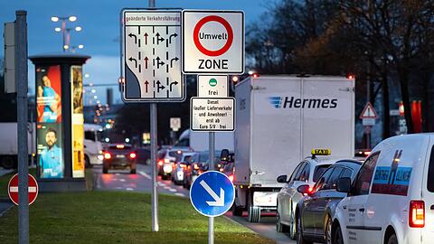 Zum ersten Mal wurde der Stickstoffdioxid-Grenzwert überall in Bayern unterschritten. (Symbolbild)