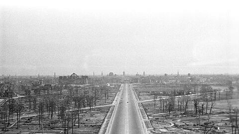 Der vom NS-Staat begonnene Weltkrieg hat nicht nur Berlin in weiten Teilen zerstört. (Archivbild)