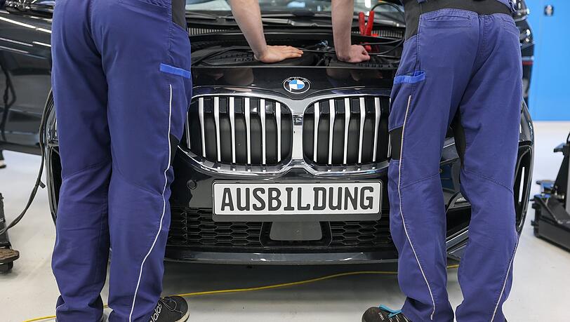Weniger junge Menschen wählen den Weg einer dualen Ausbildung. (Archivbild) Weniger junge Menschen wählen den Weg einer dualen Ausbildung. (Archivbild)