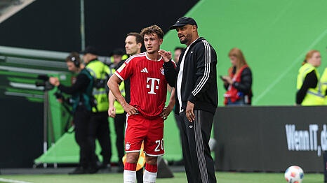 Wird sich wohl nochmal mit seinem Youngster Tom Bischof unterhalten: Trainer Vincent Kompany.