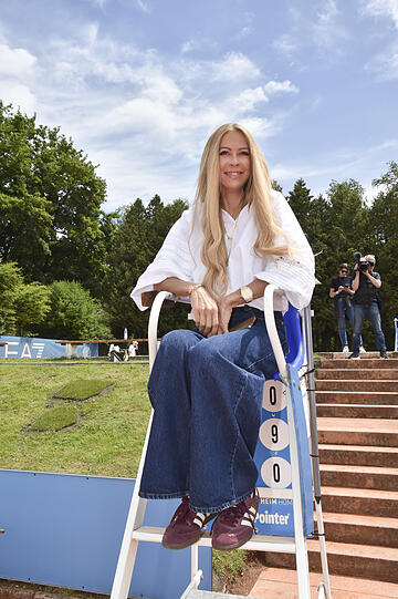 Schauspielerin Jenny Elvers spielt zwar nicht mit, hat am Tennisplatz aber den Überblick. Schauspielerin Jenny Elvers spielt zwar nicht mit, hat am Tennisplatz aber den Überblick.