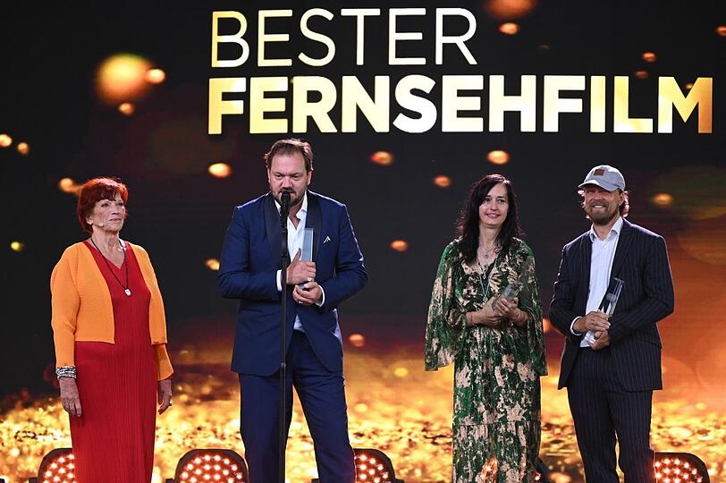 Schauspieler Charly Hübner (2.v.l) nimmt von Filmproduzentin Regina Ziegler den Preis für den besten Fernsehfilm bei der Verleihung des Deutschen Fernsehpreises 2021 im Tanzbrunnen entgegen. Schauspieler Charly Hübner (2.v.l) nimmt von Filmproduzentin Regina Ziegler den Preis für den besten Fernsehfilm bei der Verleihung des Deutschen Fernsehpreises 2021 im Tanzbrunnen entgegen.