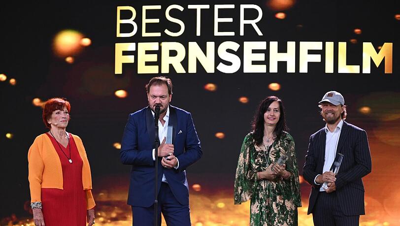 Schauspieler Charly Hübner (2.v.l) nimmt von Filmproduzentin Regina Ziegler den Preis für den besten Fernsehfilm bei der Verleihung des Deutschen Fernsehpreises 2021 im Tanzbrunnen entgegen. Schauspieler Charly Hübner (2.v.l) nimmt von Filmproduzentin Regina Ziegler den Preis für den besten Fernsehfilm bei der Verleihung des Deutschen Fernsehpreises 2021 im Tanzbrunnen entgegen.