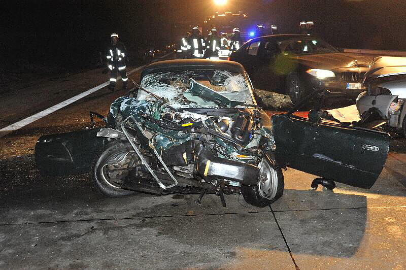 Rettungskräfte im Einsatz nach dem Unfall auf der A 92
