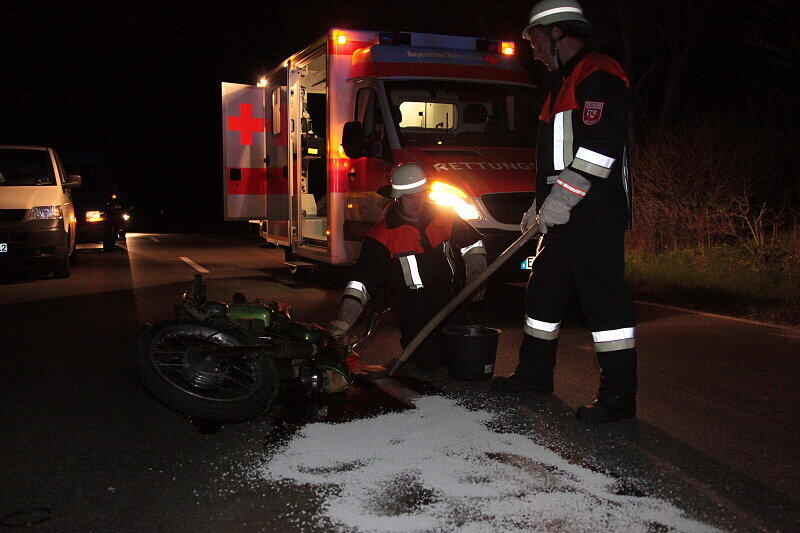 Schwerer Unfall auf der B 15: Zwei Verletzte