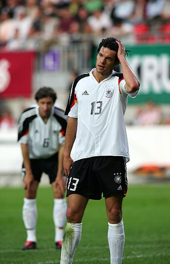 9. Länderspiel: Beim deutschen EM-Debakel in Belgien und den Niederlanden wird
Ballack beim abschließenden 0:3 gegen Portugal ausgewechselt.