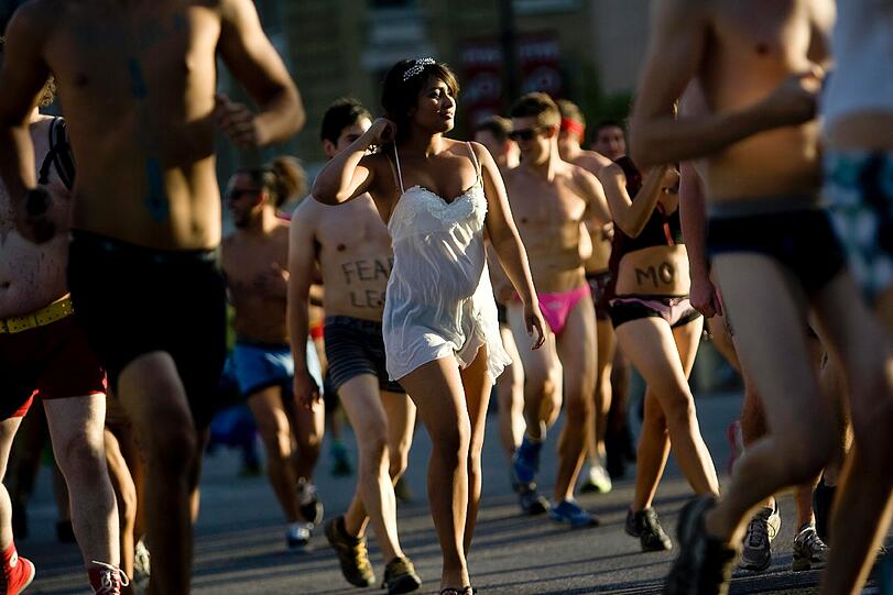 Mehrere tausende Menschen haben sich in Salt Lake City bis auf die Unterwäsche ausgezogen und mit einem Lauf
durch die Stadt gegen die konservativen Gesetze des US-Staates protestiert.