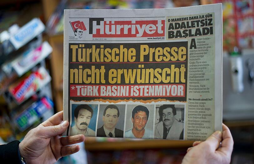 Die Schlagzeile "Türkische Presse nicht erwünscht" war am 27.03.2013 vor einem Kiosk in Düsseldorf auf der türkischen Tageszeitung Hürriyet zu sehen.