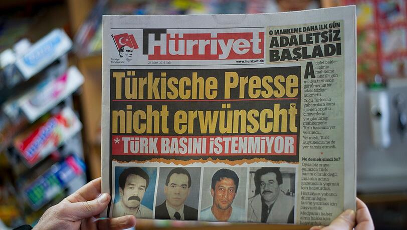 Die Schlagzeile "Türkische Presse nicht erwünscht" war am 27.03.2013 vor einem Kiosk in Düsseldorf auf der türkischen Tageszeitung Hürriyet zu sehen. Die Schlagzeile "Türkische Presse nicht erwünscht" war am 27.03.2013 vor einem Kiosk in Düsseldorf auf der türkischen Tageszeitung Hürriyet zu sehen.