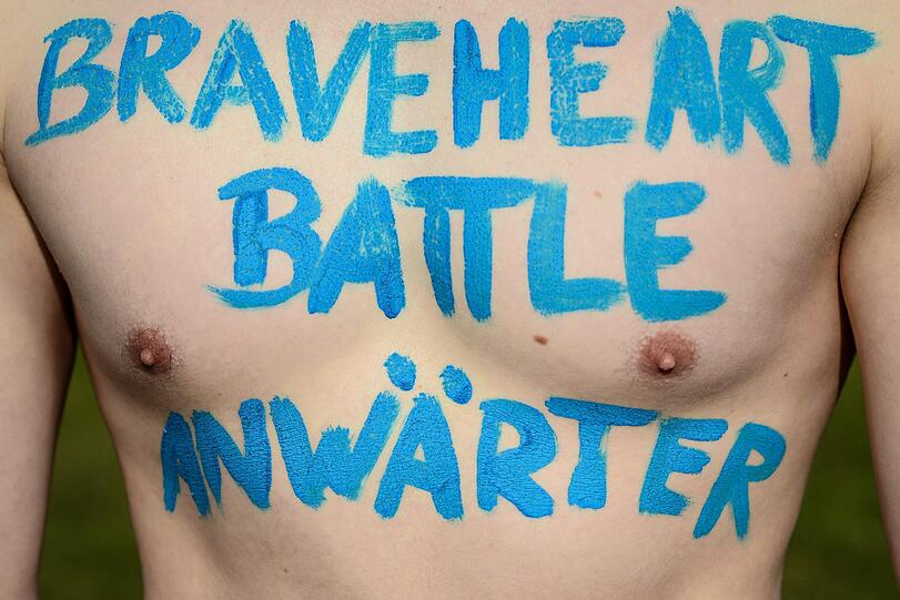 Ein Teilnehmer trägt den Schriftzug «Braveheart-Battle Anwärter» auf der Brust.