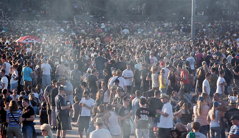 Schon zum Ferienbeginn am Samstag wurde stellenweise die 30-Grad-Marke geknackt in Bayern. Wer sich abkühlen konnte an diesem heißen Tag, hatte Glück. Die Bilder