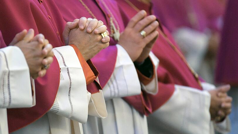 Ein Dutzend Priester aus Chile wurde nach Sex-Chats mit Minderjährigen suspendiert. Ein Dutzend Priester aus Chile wurde nach Sex-Chats mit Minderjährigen suspendiert.