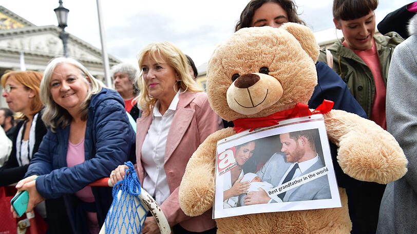 Mehrere Hundert Royal-Fans haben sich am Max-Joseph-Platz eingefunden.