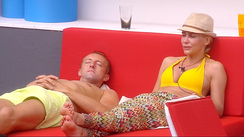 Was sonst noch bei Promi Big Brother passierte: Mia Magma sonnt sich mit Paul Janke und im Keller steigt eine Party. Die Bilder...